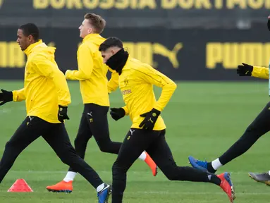 Para pemain Dortmund melakukan pemanasan saat sesi latihan di Dortmund, Jerman barat (4/3). Dortmund akan bertanding melawan Tottenham Hotspur pada leg kedua babak 16 besar Liga Champions di Signal Iduna Park. (AFP Photo/Bernd Thissen)