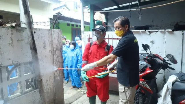 Kemnaker Berdayakan Korban PHK Sebagai Petugas Penyemprotan Disinfektan