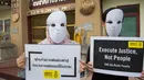 Aktivis dari Amnesty International melakukan aksi tolak eksekusi hukuman mati dengan suntik di depan penjara Bang Kwang di Nonthaburi, Bangkok (19/6). Lebih dari 500 tahanan di Thailand kini menunggu eksekusi. (AFP PHOTO / Romeo Gacad)