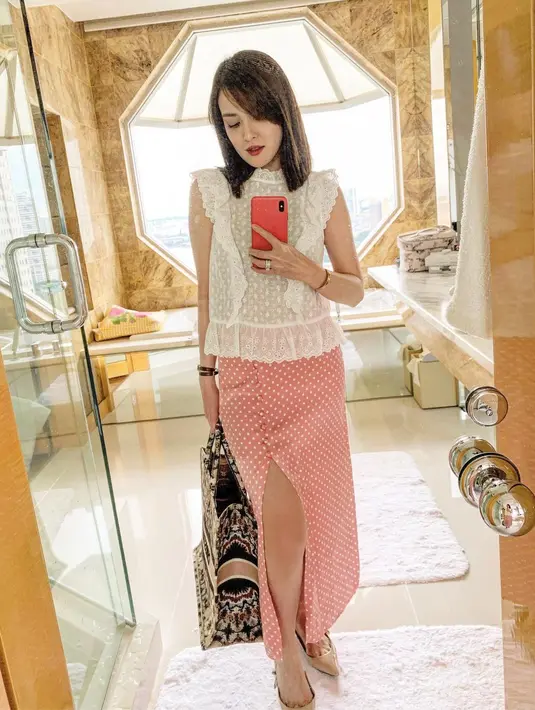Shandy Aulia padukan atasan putih dan slit skirt polkadot yang jadi motif favorit Barbie [@shandyaulia]