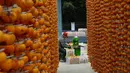 Seorang petani mengolah buah kesemek yang segar untuk dijadikan kudapan kering di Desa Maquangou di Wilayah Pinglu, Provinsi Shanxi, China utara, pada 27 Oktober 2020. (Xinhua/Ma Yimin)