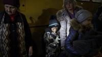 Pengungsi Ukraina di Zaporizhzhia pada April 2022. Jutaan warga harus mengungsi akibat invasi Rusia. (AP Photo/Felipe Dana)