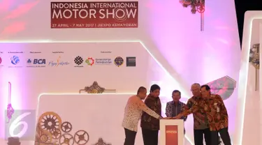 Wakil Presiden, Jusuf Kalla (tengah) bersama dua menteri menekan tombol tanda dibukanya Indonesia Internasional Motor Show (IIMS) 2017 di Jakarta, Kamis (27/4). IIMS 2017 akan berlangsung hingga 7 Mei 2017. (Liputan6.com/Helmi Fithriansyah)