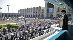 Pemimpin tertinggi Iran Ayatollah Ali Khamenei membawa senapan saat menyampaikan kutbah Idul Fitri di Imam Khomeini Mausoleum, Teheran, Rabu (5/6/2019). Khamenei mengecam kesepakatan Deal of The Century atas Israel-Palestina. (HO/Iranian Supreme Leader's Website/AFP)