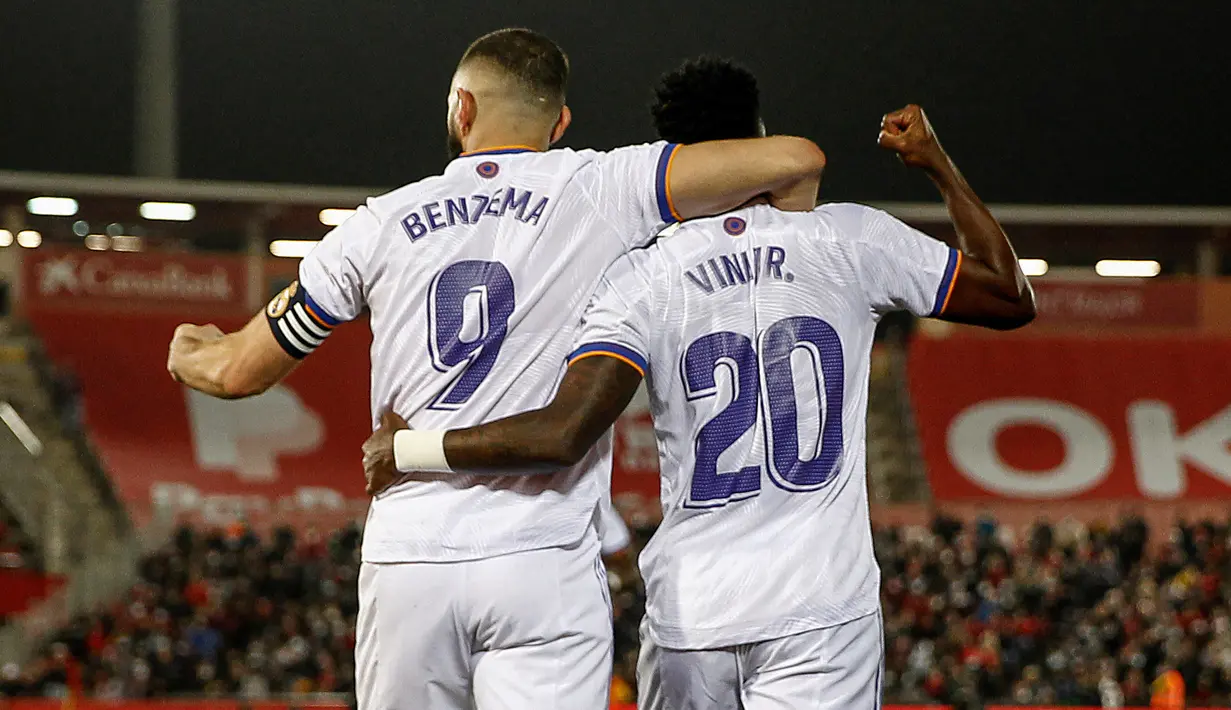 Lini depan Real Madrid antara Karim Benzema dan Vinicius Jr kian padu. Mereka berdua saling memberikan kontribusi dalam mencetak gol pertama dan kedua. (AFP/Jaime Reina)