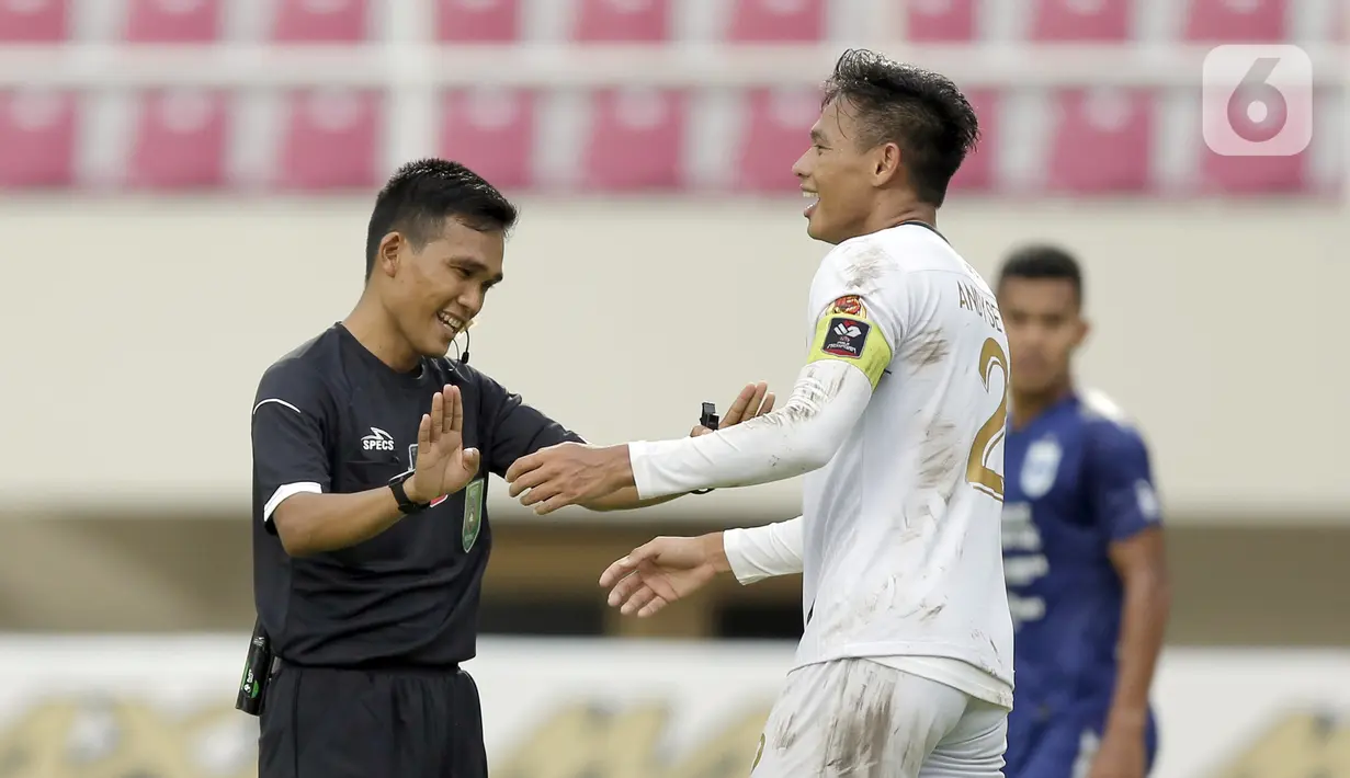 Kapten Persikabo 1973 Andy Setyo Nugroho memprotes keputusan wasit yang memberikan penalti kepada PSIS Semarang dalam pertandingan babak penyisihan Piala Menpora 2021 di Stadion Manahan, Solo, Kamis (25/3/2021). PSIS Semarang menang dengan skor 3-1. (Bola.com/Arief Bagus)
