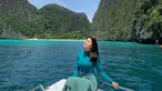Menikmati segarnya udara di alam saat di atas kapal yang sedang menuju pulau Phiphi yang berada di Thailand. Bermain di pantai serasa bukan masalah bagi Karenina dan tidak takut hitam. (Liputan6.com/IG/karenina_sunny)