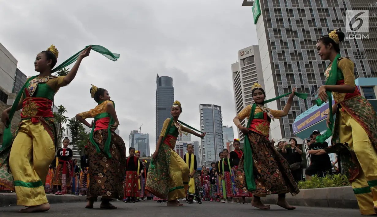 Peserta saat mengikuti flashmob tari tradisional selama acara MRT Menari di taman MRT Dukuh Atas, Jakarta, Minggu (23/12). Acara tersebut digelar oleh MRT Jakarta bekerjasama Yayasan Belantara Budaya Indonesia. (Merdeka.com/Iqbal S Nugroho)