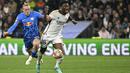 Pemain Real Madrid, Aurelien Tchouameni (kanan) berebut bola dengan pemain RB Leipzig, Xaver Schlager pada laga leg kedua 16 besar Liga Champions 2023/2024 di Santiago Bernabeu, Madrid, Spanyol, Kamis (07/03/2024) WIB. (AFP/Javier Soriano)