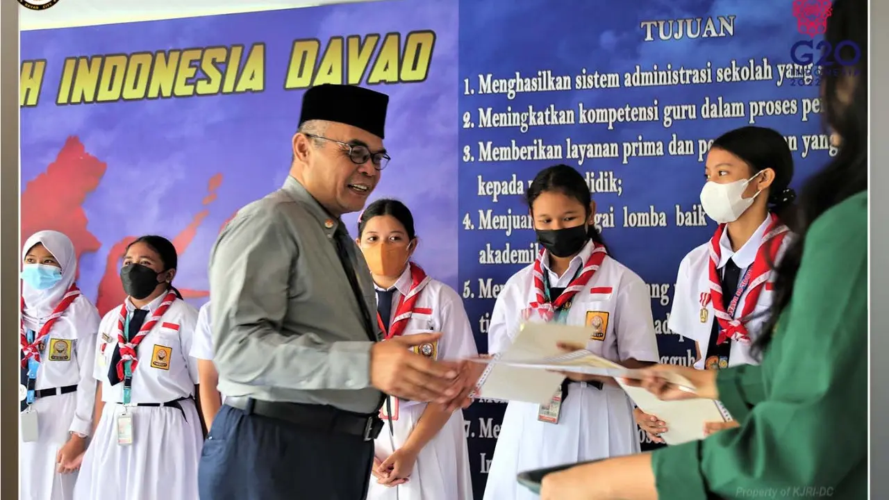 Konsul Jenderal RI Davao City, Filipina Achmad Djatmiko memberikan piagam penghargaan kepada 42 siswa-siswi dan 3 guru Sekolah Indonesia Davao (Kemlu RI).