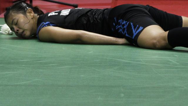 Ganda putri Indonesia, Greysia Polii, terjatuh saat melawan ganda Jepang. (Bola.com/Yoppy Renato)