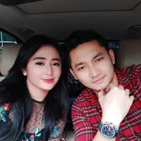 Tidak perlu waktu lama, pasangan ini pun memutuskan menikah pada September 2017. Pernikahan itu sendiri dilangsungkan secara sederhana di kediaman orangtua Dewi. (Foto: instagram.com/anggawijaya88)