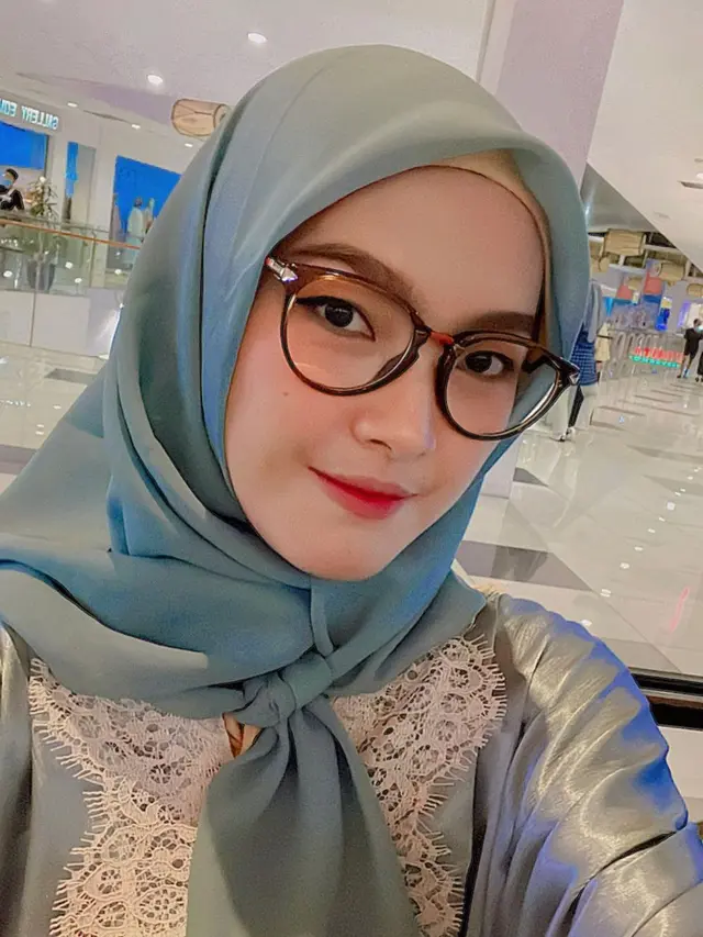6 Potret Terbaru Ana Riana yang Mantap Berhijab, Banjir Pujian
