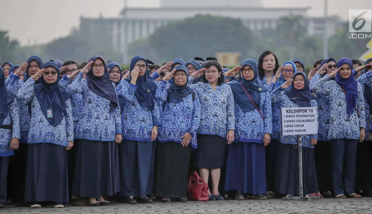 Aparatur Sipil Negara (ASN) memberi hormat bendera saat mengikuti upacara peringatan Hari Lahir Pancasila di Monas, Jakarta, Sabtu (1/6/2019). Upacara yang dipimpin langsung oleh Gubernur DKI Jakarta Anies Baswedan diikuti ASN serta perwakilan organisasi masyarakat. (Liputan6.com/Faizal Fanani)