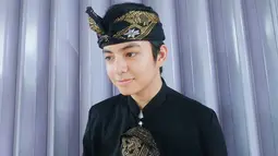 Ia juga pernah memosting fotonya tengah menggunakan baju adat khas suku sasak dari Lombok berwarna hitam. (Sumber: IG/@anggayunandareal16)