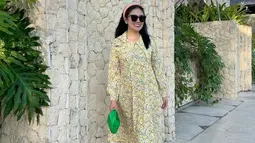 Saat berlibur di Bali, Nindy juga lebih sering terlihat menggunakan busana casual. Simple dress dengan motif bunga ini membuatnya terlihat fresh. (Liputan6.com/IG/@nindyayunda)