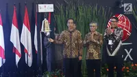 Presiden Joko Widodo atau Jokowi saat menutup perdagangan Indeks Harga Saham Gabungan (IHSG) 2018 di Kantor BEI, Jakarta, Jumat (28/12). IHSG 2018 ditutup menguat sebesar 0,06 persen atau 3,86 poin ke level 6.194,50. (Liputan6.com/Angga Yuniar)