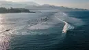 Pantai Lhoknga juga dikenal sebagai surganya para peselancar. Ombaknya yang besar dan kuat menciptakan kondisi yang sempurna untuk para peselancar berpengalaman maupun pemula. Tampak dalam foto, pemandangan udara menunjukkan seorang peselancar menunggangi ombak di pantai Lhoknga, provinsi Aceh, pada Senin 12 Januari 2026. (CHAIDEER MAHYUDDIN/AFP)