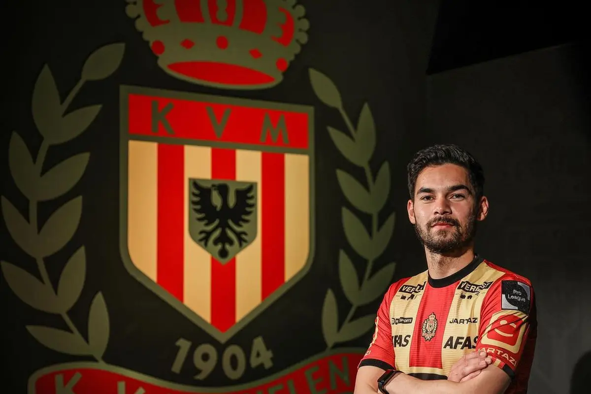 Pemain keturunan Indonesia, Sandy Walsh berbaju KV Mechelen.