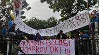 Pengurus Cabang Pergerakan Mahasiswa Islam Indonesia (PMII) Jakarta Timur melakukan aksi unjuk rasa di depan Balai Kota DKI Jakarta, Rabu (14/9/2022). (Dok. Liputan6.com/Winda Nelfira)