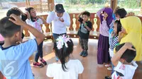 Komunitas Ayo Dongeng Indonesia menggelar "Festival Dongeng Jakarta" di Kampung Betawi Setu Babakan, Jakarta, Sabtu (24/10). (Liputan6.com/gempur M Surya)