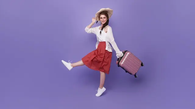 Seorang perempuan mengayunkan koper (Foto Dok: Freepik/our-team)