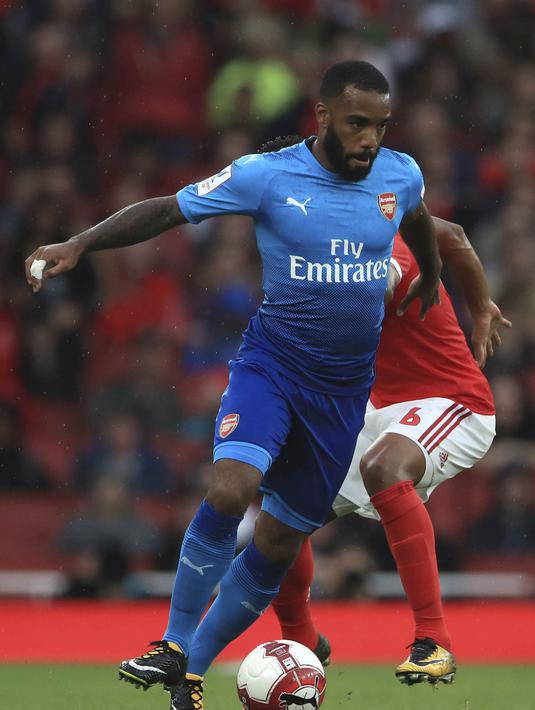 Striker Arsenal, Alexandre Lacazette, menggiring bola saat melawan Benfica  pada laga Emirates Cup di Stadion Emirates, London, Sabtu (29/7/2017). Arsenal menang 5-2 atas Benfica). (AP/John Walton) 