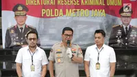 Kabid Humas Polda Metro Jaya Kombes Argo Yuwono (tengah) memberikan keterangan saat rilis kasus pengancaman pemenggalan terhadap Presiden Joko Widodo atau Jokowi di Mainhall PMJ, Jakarta, Senin (13/5/2019). Tersangka masih menjalani pemeriksaan intensif di Mapolda Metro Jaya. (Liputan6.com/Faizal Fa