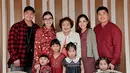 Glenn Alinskie tampil simpel dengan memadukan kaus warna hitam sebagai inner dan kemeja kotak-kotak sebagai outernya. Chelesa Olivia tampil elegan dengan dress warna merah. Chelsea tata rambut dengan gaya ikat tengah. Nastusha selaras dengan sang mama paka dress warna merah, sementara Dante pakai baju kemeja kotak-kotak sama seperti sang ayah. (Liputan6.com/IG/@glennalinskie)