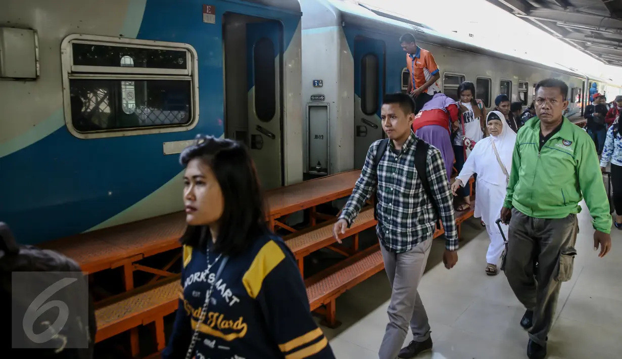 Sejumlah penumpang tiba  di Stasiun Senen, Jakarta, Minggu (3/1/2016). Kedatangan arus balik libur Natal dan Tahun Baru dari sejumlah daerah Pulau Jawa hingga pukul 13.00 WIB tercatat sebanyak 398.947 orang. (Liputan6.com/Faizal Fanani)