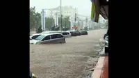 Sejumlah mobil terendam banjir di depan Yoshinoya kawasan Boulevard Kelapa Gading, Jakarta Utara, Selasa (10/2/2015). (Axel Widjaja)