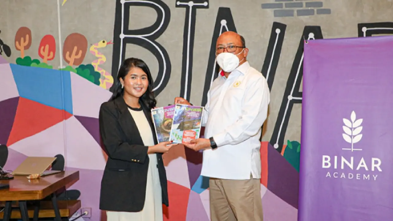 Eddy Cahyono Sugiarto Kepala Biro Hubungan Masyarakat Kementerian Sekretariat Negara bersama Dita Aisyah Cofounder Binar Academy di Kantor Binar Academy