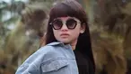Graciella Abigail berhasil menyita perhatian banyak orang dengan aktingnya sebagai Raya di layangan putus. Graciella kini menjadi aktris cilik yang gaya penampilannya jadi pusat perhatian termasuk saat ia tampil kece dengan kacamata. (Liputan6.com/IG/@graciellaabigail)