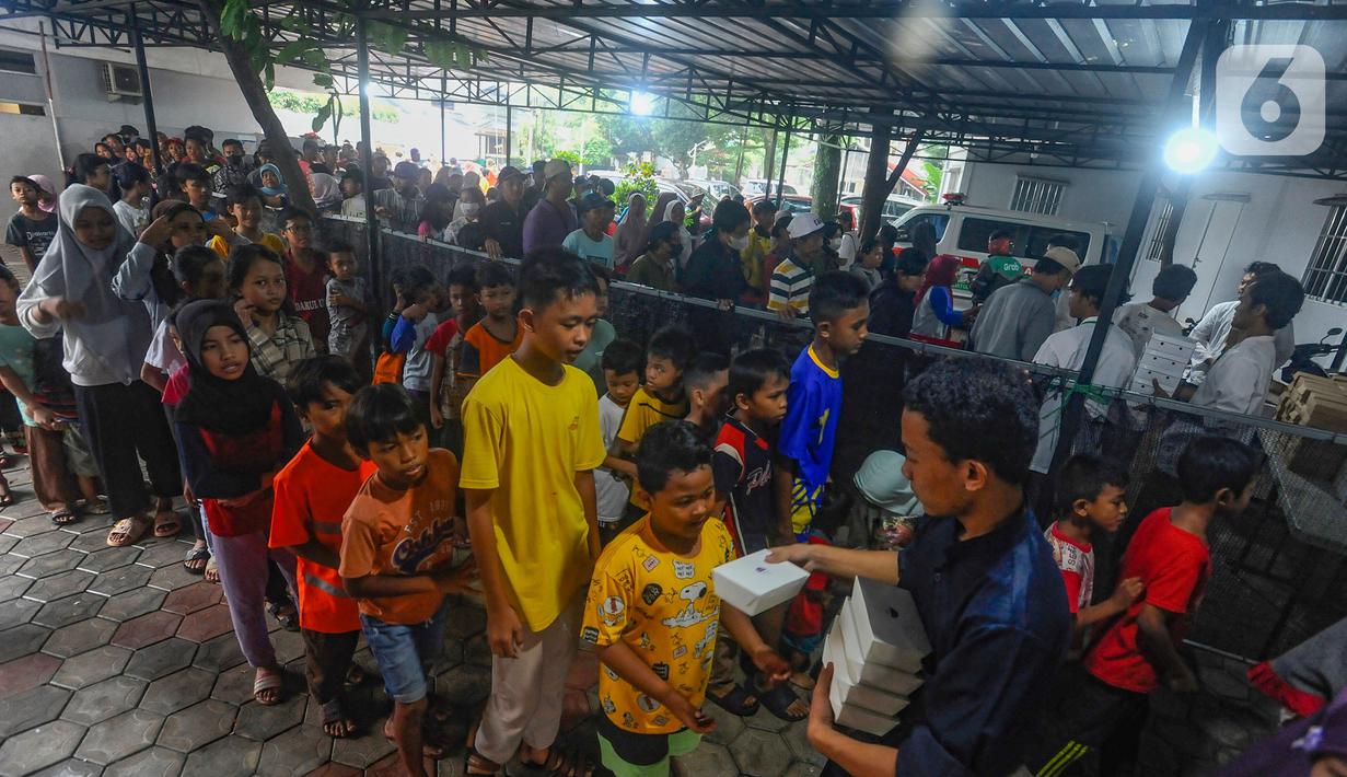 Sejumlah anak-anak dan warga antusias mendapatkan paket makanan ini. (merdeka.com/Arie Basuki)
