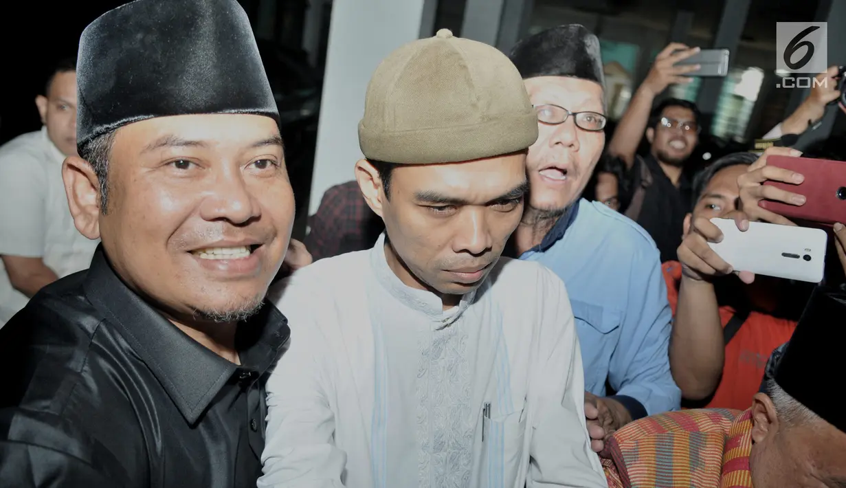 Ustaz Abdul Somad (UAS) mendatangi Kantor Majelis Ulama Indonesia (MUI) di Jalan Tugu Proklamasi, Jakarta, Rabu (21/8/2019). UAS datang memenuhi undangan MUI untuk memberikan klarifikasi terkait konten ceramah yang memantik kontroversi di dunia maya belakangan ini. (merdeka.com/Iqbal S Nugroho)