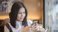 Seorang wanita menggunakan smartphone. (tonefotografia/depositphotos.com)