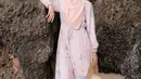 Pilihan outfit buat hijabers yang elegan, bisa sontek gaya Shireen Sungkar maxi dress bermotif warna pastel dan topi jerami. [@shireensungkar]
