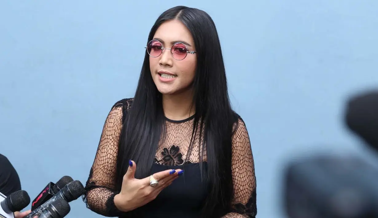 Menanggapi hal tersebut, Denada yang mengambil jalur hukum pun akhirnya juga bercerita mengenai style fashion yang selama ini dipilihnya. Mulai dari gaya rambut hingga model busana yang dikenakan. (Nurwahyunan/Bintang.com)