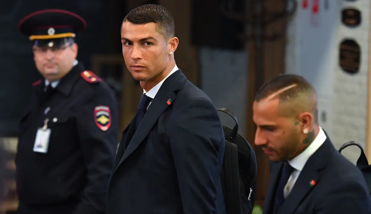 Bintang Portugal, Cristiano Ronaldo, saat tiba di Bandara Zhukovsky, Moskow, Sabtu (9/6/2018). CR 7 akan berjuang bersama Portugal pada ajang Piala Dunia 2018 Rusia. (AFP/Yuri Kadobnov)