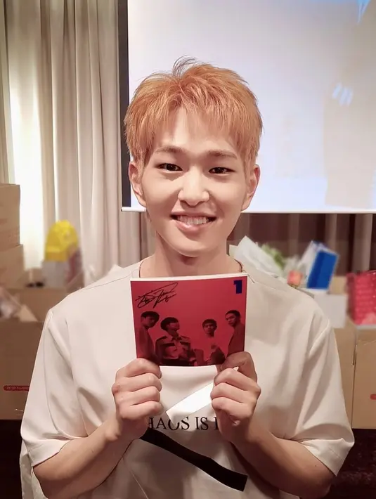 "Kami cukup sering berbicara belakangan ini, tapi aku hanya ingin memberitahu mereka jika aku mencintai mereka. Aku akan selalu mencintai kalian," ujar Onew seperti yang dilansir dari Soompi. (Foto: instagram.com/shinee)