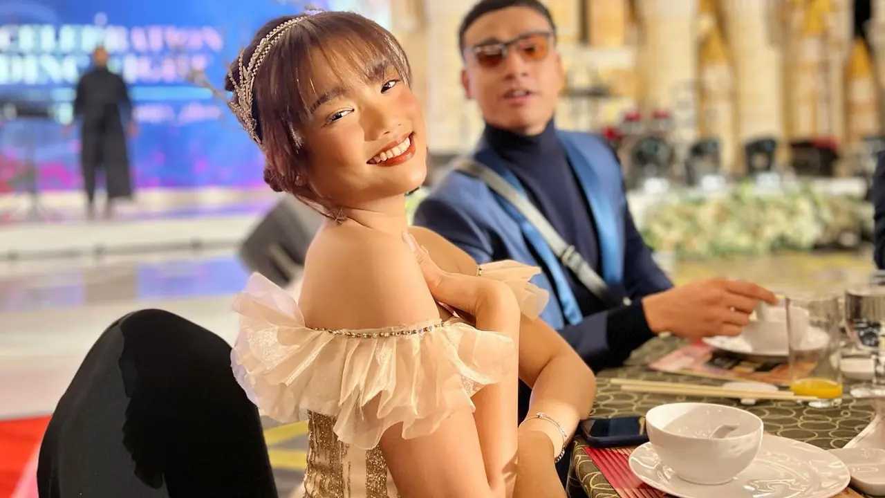 Tampil Ala Princess , Ini 7 Potret Fuji dalam Acara Kosmetik di Balikpapan