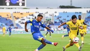 Winger Arema FC Gabi mencoba melewati bek kiri Semen Padang, Samuel Simanjuntak dalam laga pekan ke-21 BRI Super League 2025/2026 di Stadion Kanjuruhan Malang, Minggu (15/2/2026). (Bola.com/Iwan Setiawan)