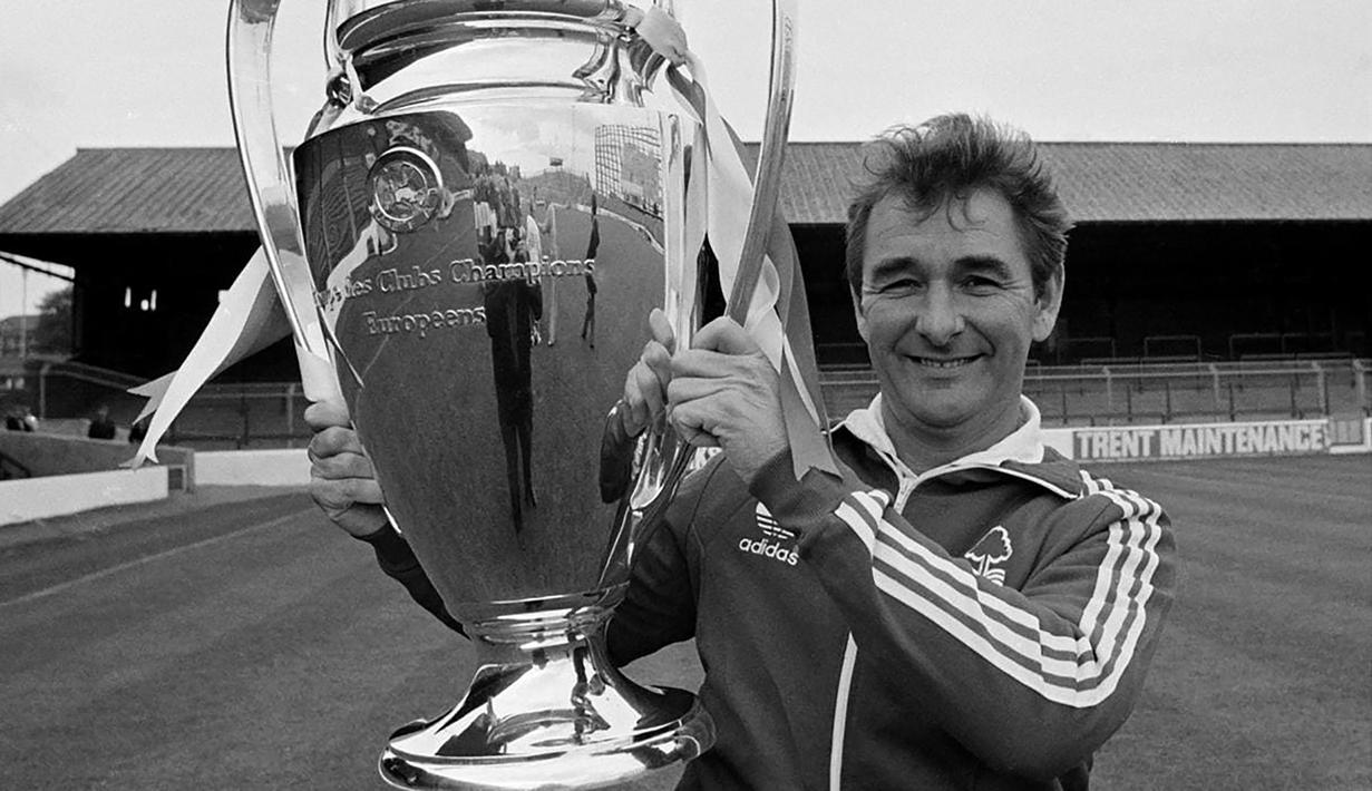 Pelatih Nottingham Forest, Brian Clough berfoto dengan trofi Piala Champions 1979/1980. Brian Clough pernah membesut Derby County dan Nottingham Forest yang menjadi rival dalam East Midlands Derby. Derby County ditanganinya pada 1967/1968 hingga 1973/1974. Sementara Nottingham Forest memakai jasanya pada tengah musim 1974/1975 hingga akhir musim 1992/1993. (uefa.com)