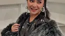 Aura divanya makin terpancar ketika Marshanda mengenakan outer bulu-bulu berwarna senada [@marshanda99]