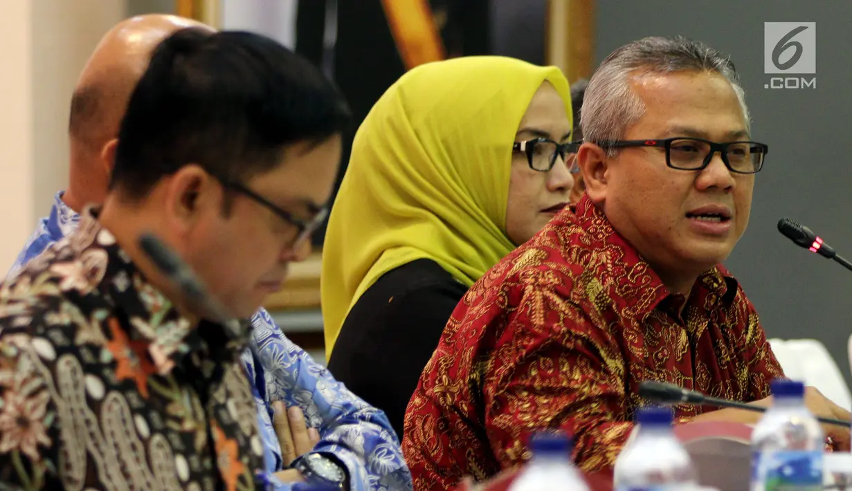 Ketua KPU Arief Budiman saat memimpin rapat Penyampaian Penetapan Daerah Pemilihan dan Alokasi Kursi Anggota DPRD Kab/Kota Pemilu 2019 di Kantor KPU Pusat, Jakarta, Rabu (18/4). (Liputan6.com/JohanTallo)