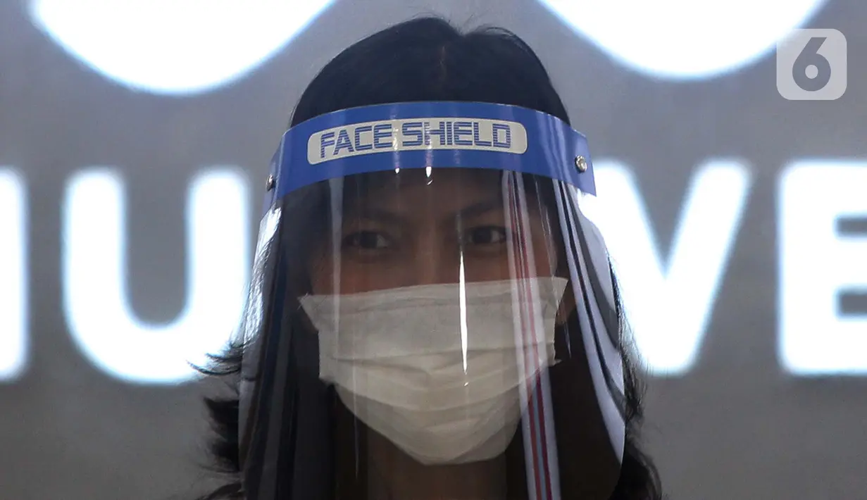 Pengunjung mengenakan masker dan pelindung wajah saat berada di salah satu mal di Jakarta, Senin (16/6/2020). Di tengah pandemi virus corona COVID-19, warga diminta menerapkan protokol kesehatan yang berlaku. (Liputan6.com/Johan Tallo)