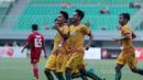 Pemain Sriwijaya FC U-19, Adistya Wicaksana (2kanan) merayakan goknya bersama rekannya saat melawan Persija Jakarta U-19 pada laga perdana Liga 1 U-19 di Stadion Patriot, Bekasi, (8/7/2017). Persija U19 bermain imbang 1-1. (Bola.com/Nicklas Hanoatubun)