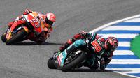 Pembalap Petronas Yamaha Fabio Quartararo (kanan) bersaing dengan pembalap Repsol Honda Marc Marquez (kiri) pada balapan MotoGP Thailand 2019 di Chang International Circuit, Buriram, Minggu (6/10/2019). Marquez menyelesaikan balapan dengan waktu 39 menit 36.223 detik. (Lillian SUWANRUMPHA/AFP)