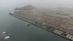 Pemandangan udara menunjukkan pekerjaan konstruksi di area tempat perusahaan Tiongkok Cosco Shipping membangun pelabuhan di Chancay, sekitar 80 km utara Lima, pada 22 Agustus 2023. (AFP/Ernesto Benavides)
