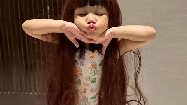 Nakeya Ayu pakai wig berwarna merah menggemaskan (Instagram/@riafinola dan @nakeya_ayu)